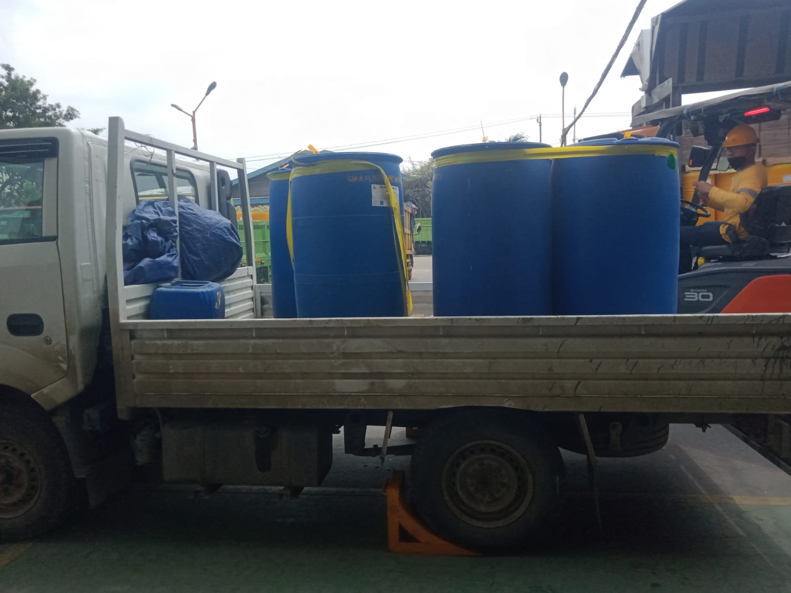 Pengiriman material Liquid Floor Hardener, Sikafloor CureHard 24